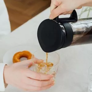 Mizudashi coldbrew set brewing cup of cold coffee with Maillardos recommended coffee. Poured over ice.